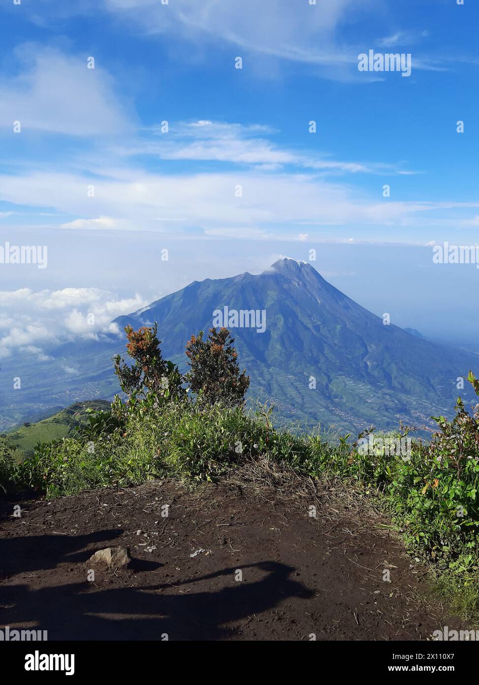 Die Schönheit des Berges merapi vom Gipfel merbabu aus gesehen, Berghintergrund, Himmelshintergrund Stockfoto