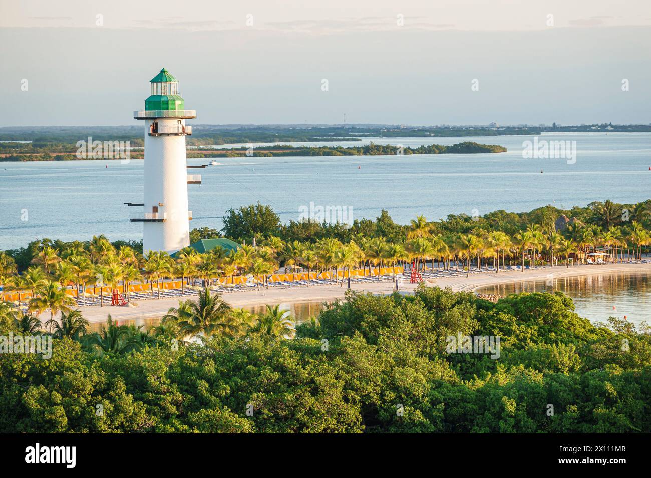 Harvest Caye Island Belize, Norwegian Joy Cruise Line Schiff, 7-tägige Karibikroute, privater Privatstrand, Leuchtturm Seilrutsche, Stockfoto