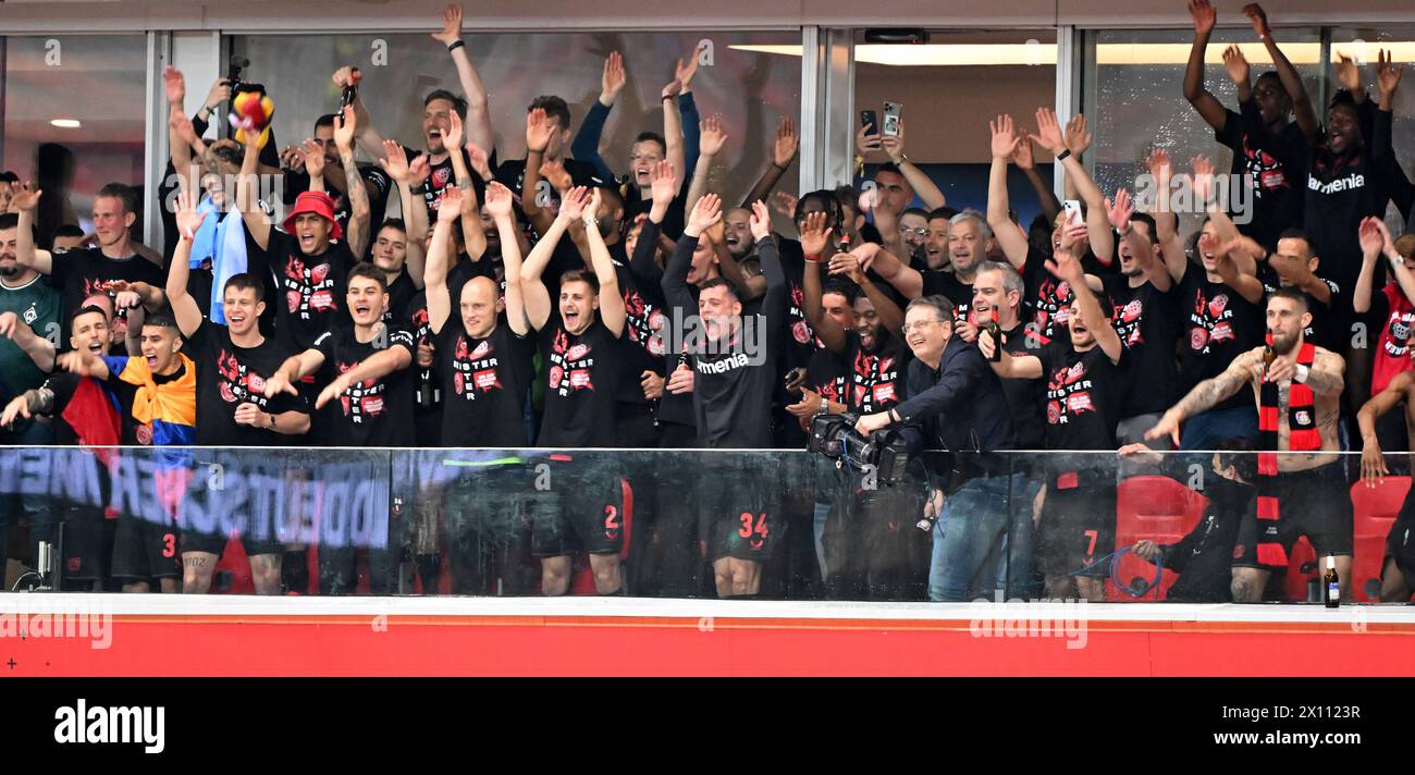 Leverkusen, Deutschland. April 2024. Fans von Bayer 04 Leverkusen feiern nach dem ersten Bundesliga-Spiel zwischen Bayer 04 Leverkusen und SV Werder Bremen in Leverkusen am 14. April 2024. Quelle: Ulrich Hufnagel/Xinhua/Alamy Live News Stockfoto