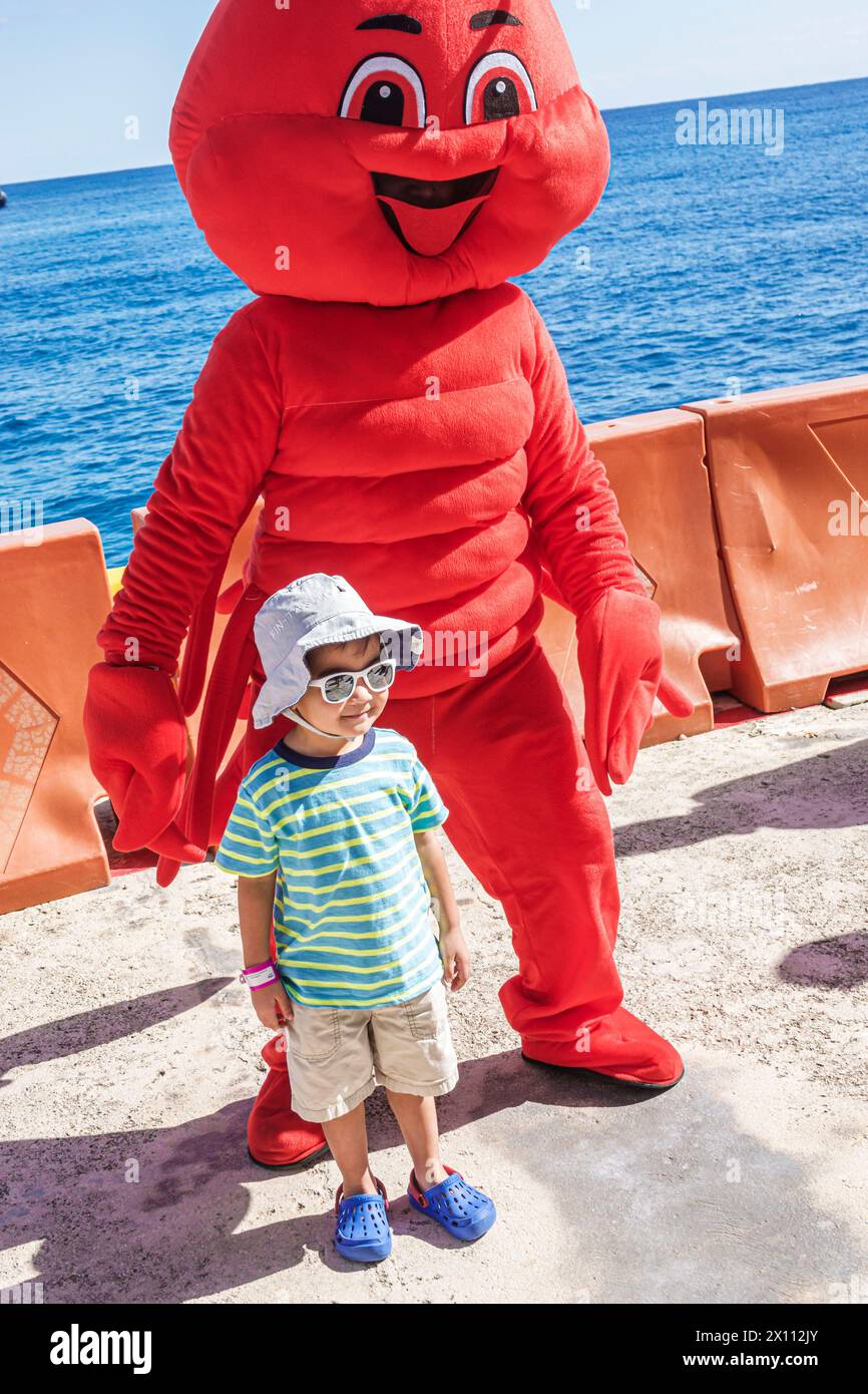 Costa Maya Mexiko, Kreuzfahrthafen, Norwegian Joy Cruise Line Schiff, 7-tägige Karibikroute, asiatischer Junge posiert, Hummer Maskottchen, Pier Dock, Besucher besuchen Stockfoto