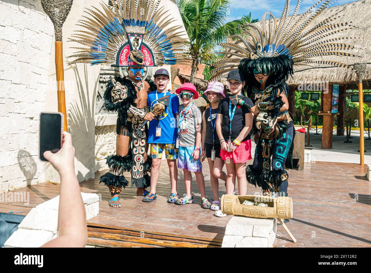 Costa Maya Mexiko, Kreuzfahrthafen, Norwegian Joy Cruise Line Schiff, 7-tägige Karibikroute, Mann Frau Maya Insignien Outfits Kostüme, Fotogelegenheit, Stockfoto