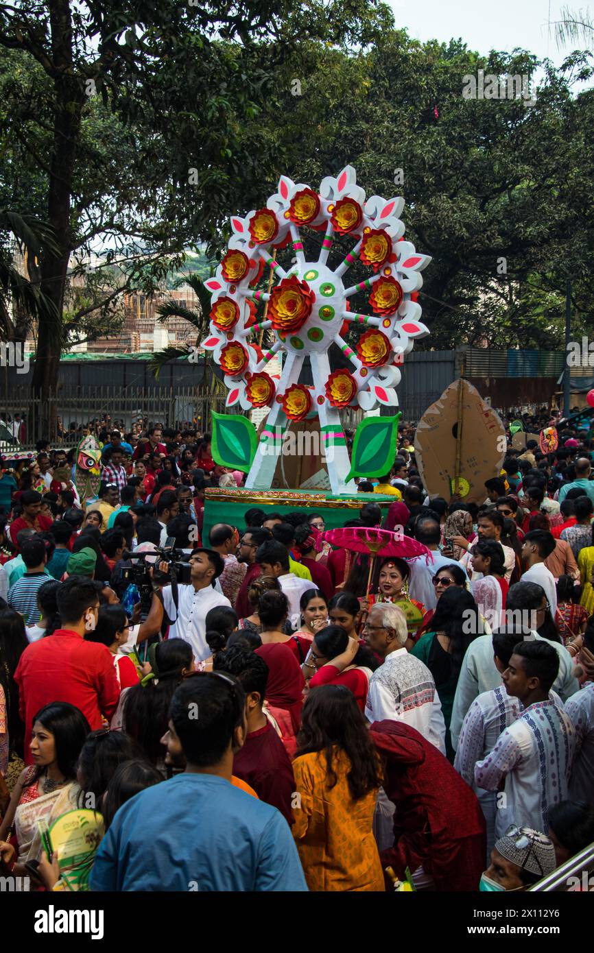 Bangladesch. April 2024. Bangla Noborsho 2024 feiert das bengalische Neujahr in Bangladesch und Westbengalen. Zu den Feierlichkeiten gehören kulturelle Veranstaltungen, traditionelle Speisen und lebhafte Prozessionen. Das Bild wurde am 14. April 2024 aus Dhaka aufgenommen. (Foto von Md. Noor Hossain/Pacific Press) Credit: Pacific Press Media Production Corp./Alamy Live News Stockfoto