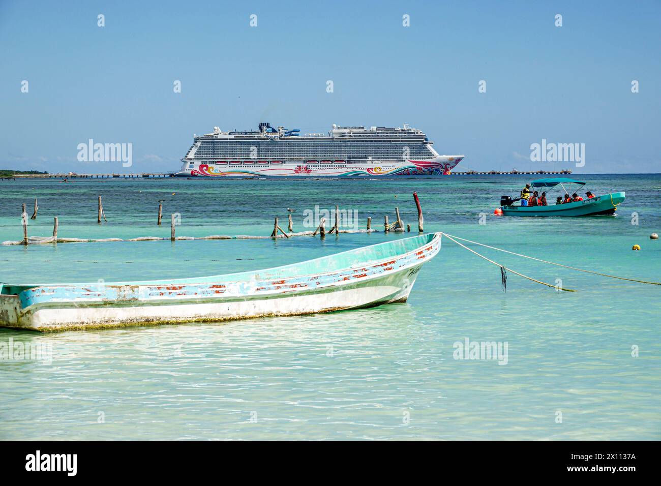 Costa Maya Mexiko, Kreuzfahrthafen, Norwegian Joy Cruise Line Schiff, 7-tägige Karibikroute, Playa Mahahual Beach Malecon, Ruderboot, entferntes cr Stockfoto