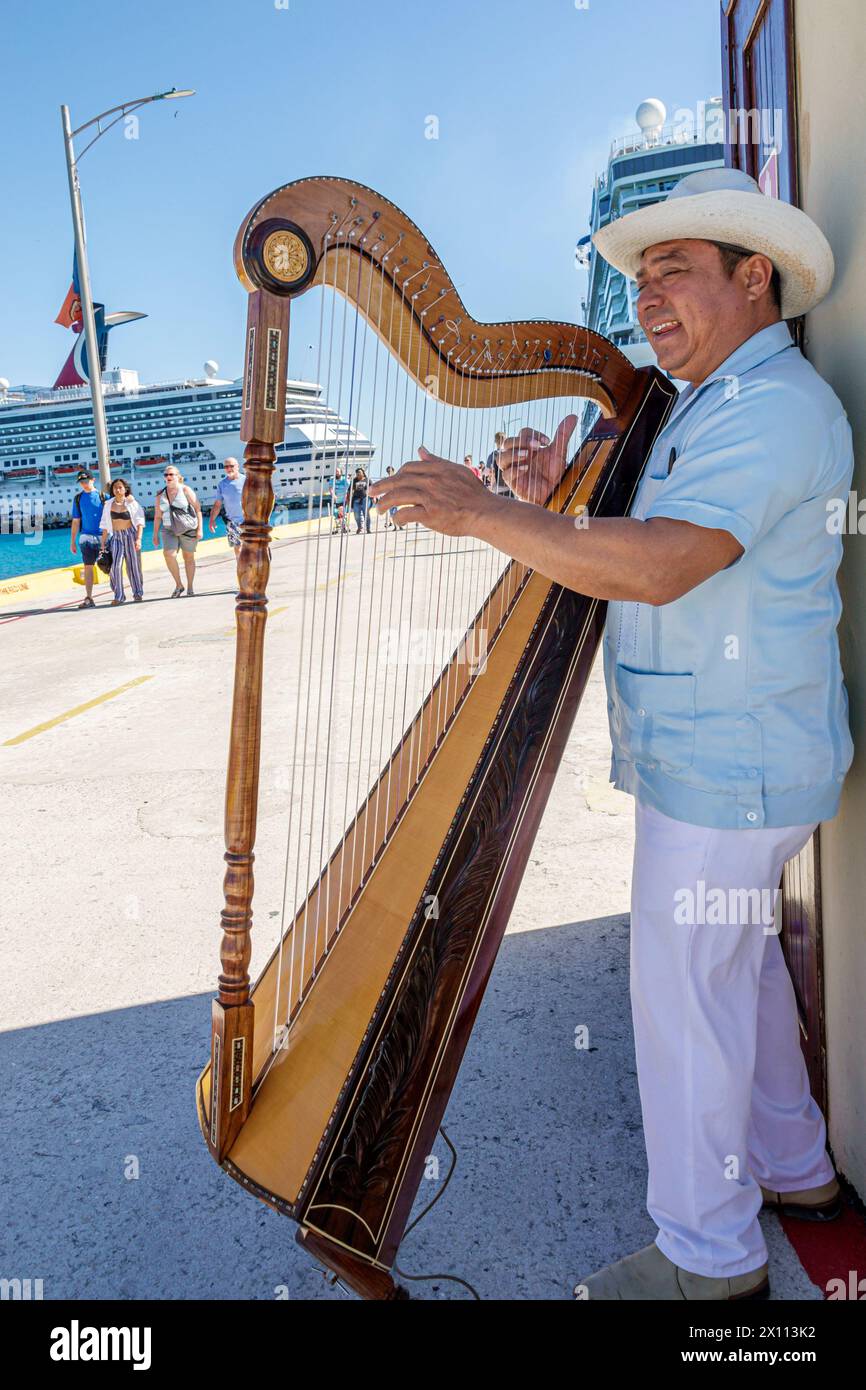 Costa Maya Mexiko, Kreuzfahrthafen, Norwegian Joy Cruise Line Schiff, 7-tägige Karibikroute, hispanischer Mann Musiker, Harfe spielen, unterhaltsame Ankunft PA Stockfoto