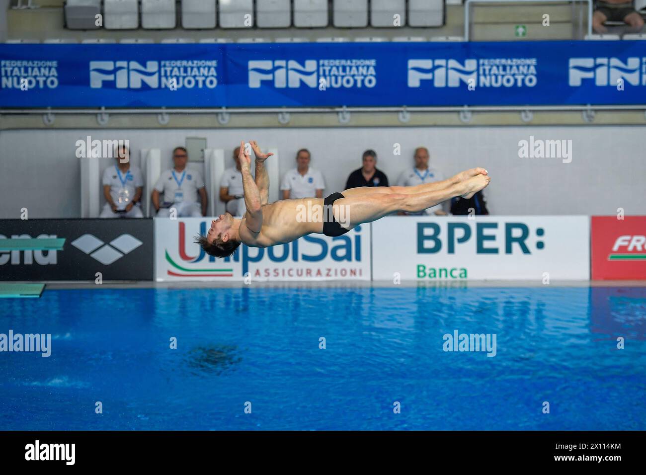 Turin, Italien, Italien. April 2024. Italien, Turin 13/14. April 2024.Piscina Monumentale Turin.UnipolSai Open Italian Indoor Diving Championships.Auber Gabriele G.S Marina Militare tritt im 3-m-Sprungbrett-Tauchen der Herren an (Bild: © Tonello Abozzi/Pacific Press via ZUMA Press Wire) NUR ZUR REDAKTIONELLEN VERWENDUNG! Nicht für kommerzielle ZWECKE! Stockfoto