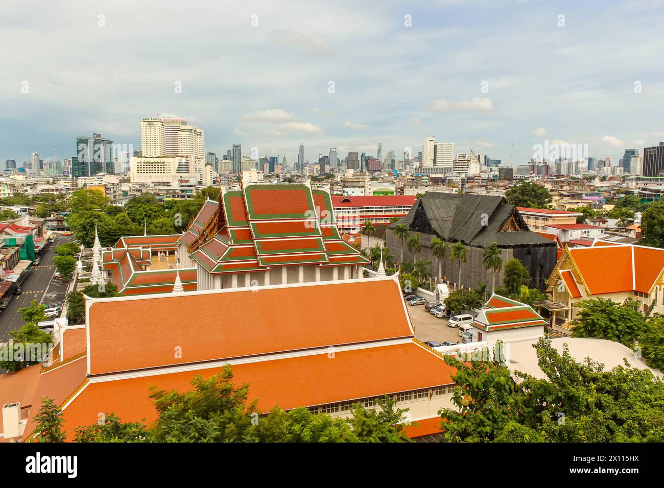 Blick von der Spitze des Golden Mount, Bangkok mit Blick auf die Mönchskloster, die hundert Jahre alt sind im Saket Tempel. Stockfoto