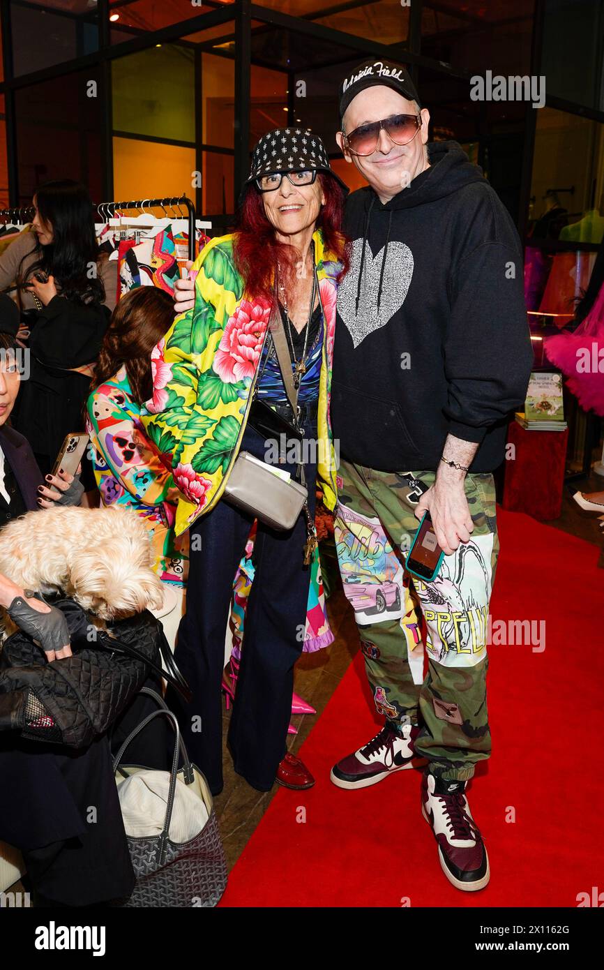 New York, Usa. April 2024. Patricia Field nimmt an der Patricia Field X Charlie Rescue Dog Runway Show mit Hundeschmustern von Kiss the Dogs NYC Teil, die am Sonntag, den 14. April 2024, im Flying Solo Store in New York City stattfindet. Quelle: Jennifer Graylock/Alamy Live News Stockfoto