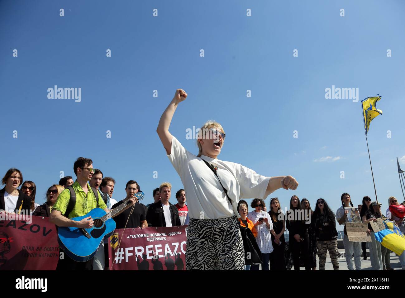 Odessa, Ukraine. April 2024. Ein Demonstrant ruft während der Kundgebung am Strand von Langeron Slogans. Am Strand von Lanzheron fand eine Kundgebung „Don't still Gefangenschaft Kills“ statt, bei der die Aufmerksamkeit der Öffentlichkeit und der Behörden auf die Gefangenen in der Russischen Föderation gelenkt werden sollte. Quelle: SOPA Images Limited/Alamy Live News Stockfoto