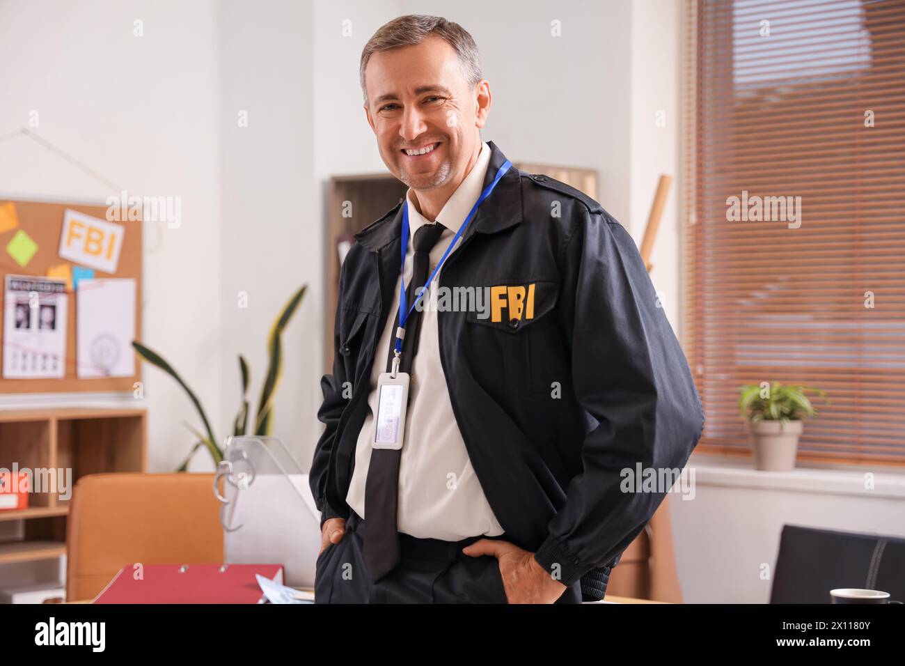 Ein reifer FBI-Agent lächelt im Büro Stockfoto