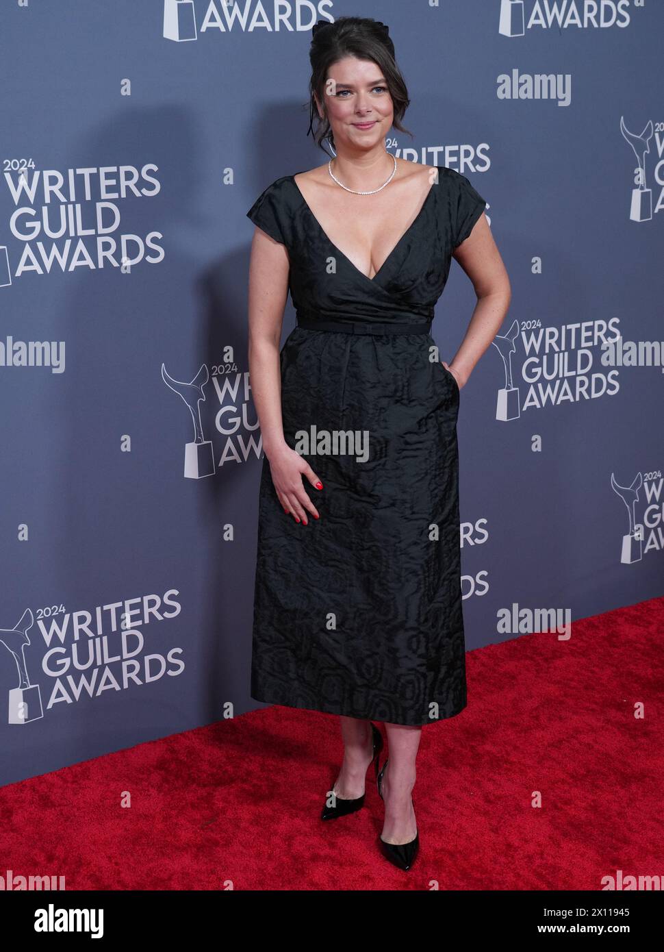 Los Angeles, USA. April 2024. Julia Cox kommt an der Zeremonie der Writers Guild Awards 2024 in Los Angeles, KALIFORNIEN, die am Sonntag, den 14. April 2024, im Hollywood Palladium in Los Angeles, KALIFORNIEN, stattfindet. (Foto: Sthanlee B. Mirador/SIPA USA) Credit: SIPA USA/Alamy Live News Stockfoto