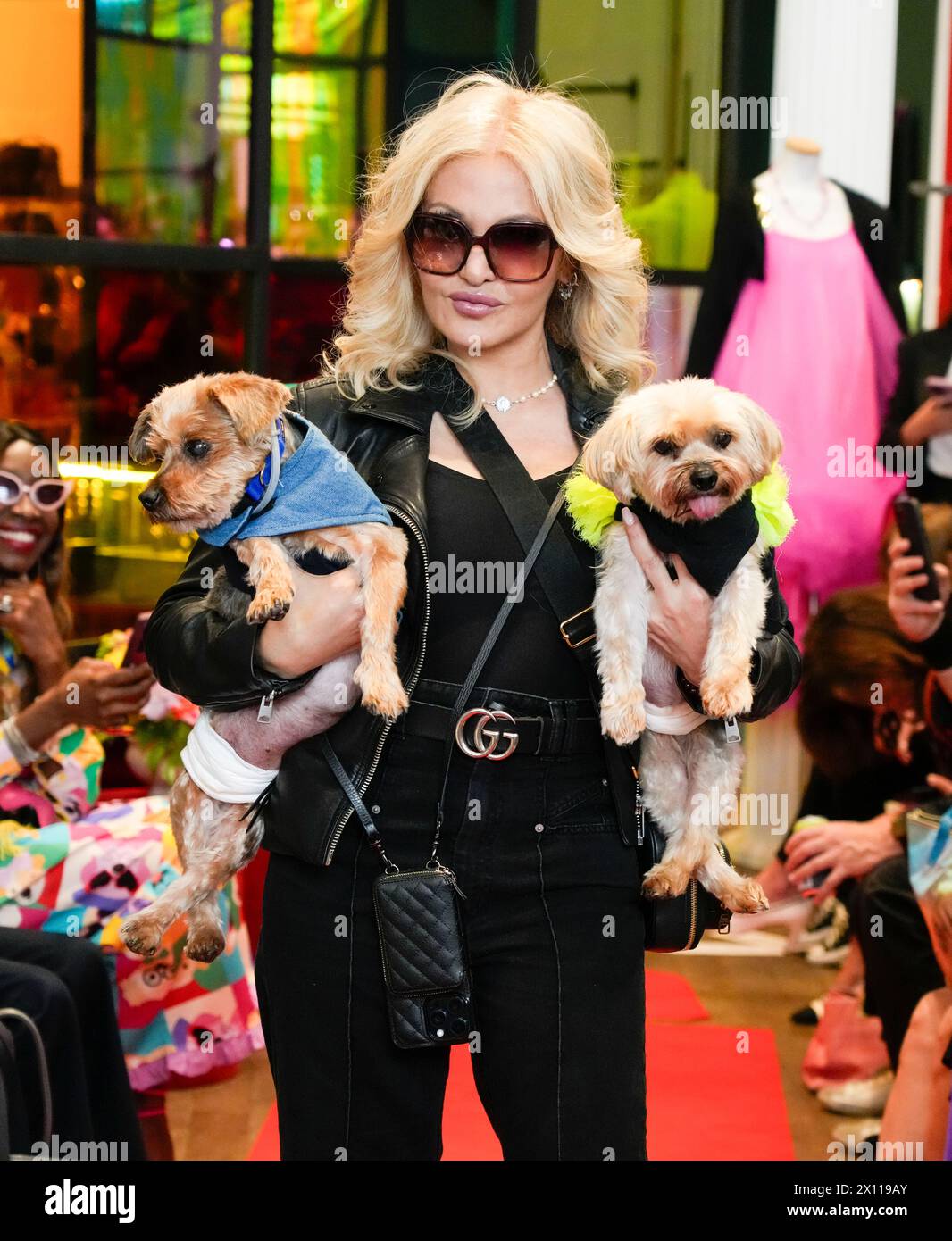 New York, Usa. April 2024. Orfeh nimmt an der Patricia Field X Charlie Rescue Dog Runway Show mit Hundeschmustern von Kiss the Dogs NYC Teil, die am Sonntag, den 14. April 2024, im Flying Solo Store in New York City stattfindet. Quelle: Jennifer Graylock/Alamy Live News Stockfoto