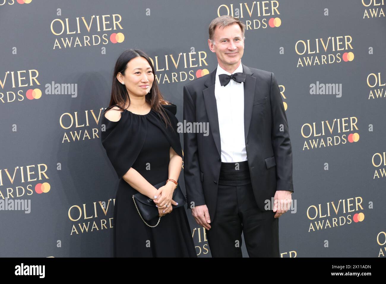 Lucia Hunt und Jeremy Hunt nehmen an den Olivier Awards 2024 mit Mastercard in der Royal Albert Hall in London Teil. Stockfoto