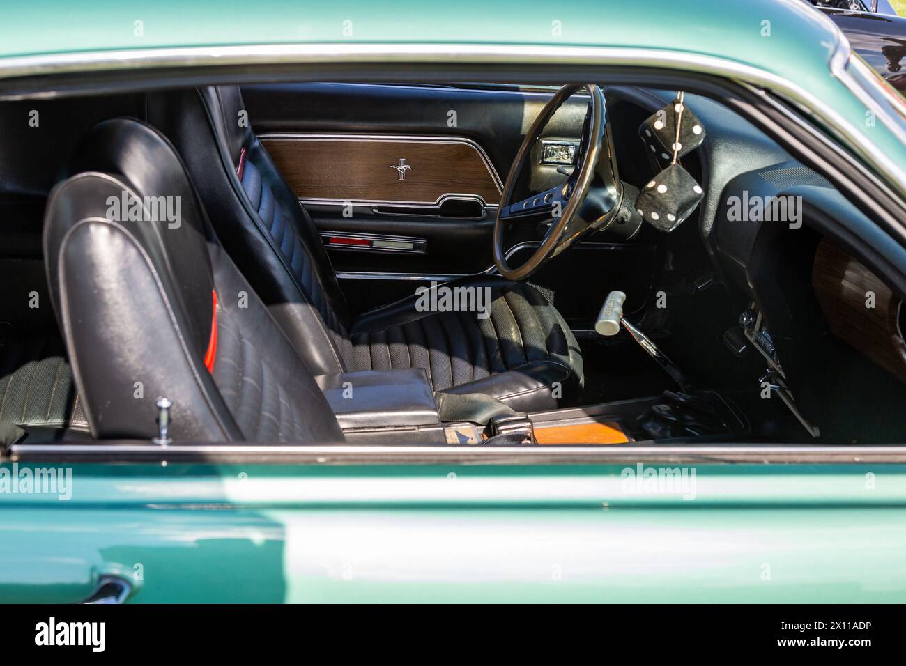 Das Innere eines klassischen Ford Mustang, durch ein offenes Fenster gesehen. Stockfoto