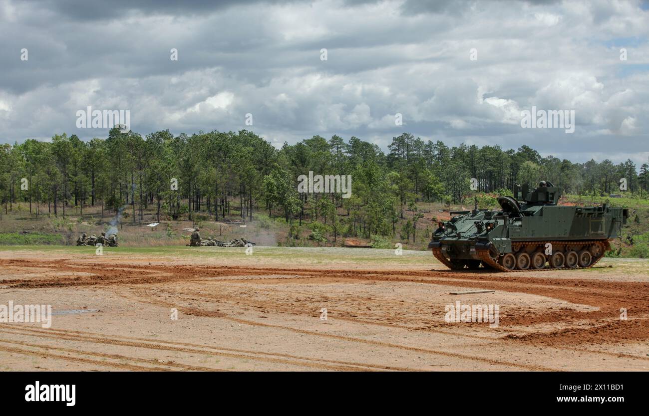 Soldaten der US-Armee der 198. Infanterie-Brigade führen am 11. April 2024 in Fort Moore, Ga, eine Live-Feuerdemonstration in der Red Cloud Range durch Mörser haben die größte Kraft und Reichweite aller Waffen in einer Infanterieeinheit. Indirekte Feuerwehrsoldaten sind Mitglieder eines Mörserkommandos, einer Sektion oder eines Zuges. Sie führen Späher-Missionen durch, um feindliche Truppen und Geschützpositionen zu finden, und bedienen Funkgeräte und Signalgeräte, um Kampfbefehle weiterzuleiten. (Foto der US-Armee von Sgt. Jacklyn Oxendine) Stockfoto