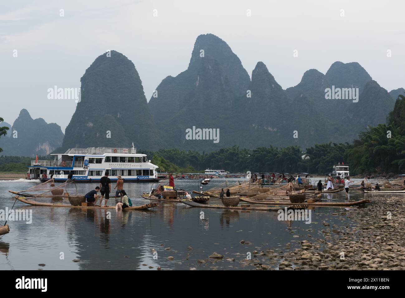 Yangshuo County, Guilin, Guangxi, China - 29. Juli 2023: Viele Touristen genießen sich entlang des Lijiang Flusses Stockfoto