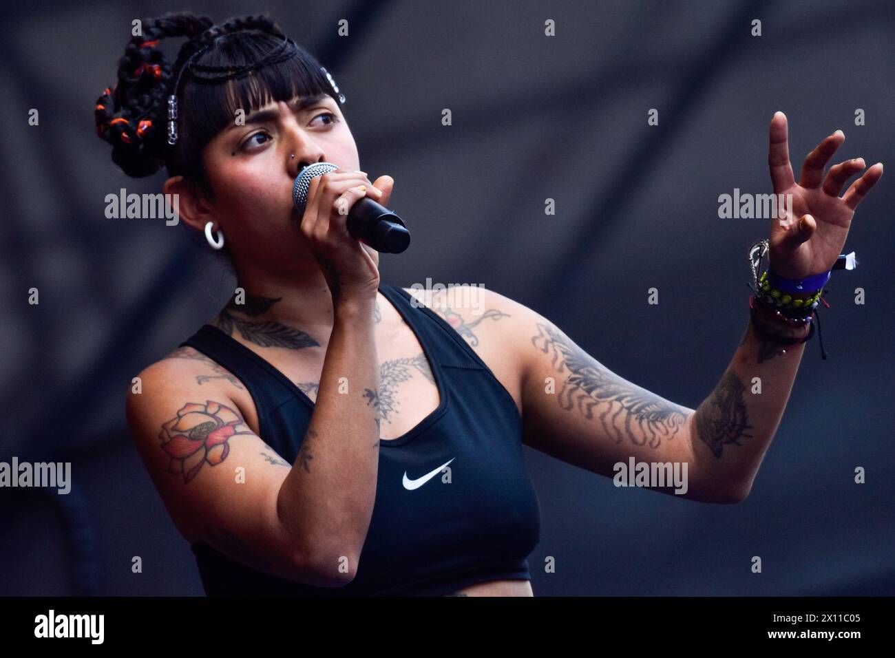 Bogota, Kolumbien. April 2024. La muchacha y el Propio Junte spielt während des Paz Rock Konzerts in Bogota, Kolumbien am 12. April 2024. Foto: Cristian Bayona/Long Visual Press Credit: Long Visual Press/Alamy Live News Stockfoto