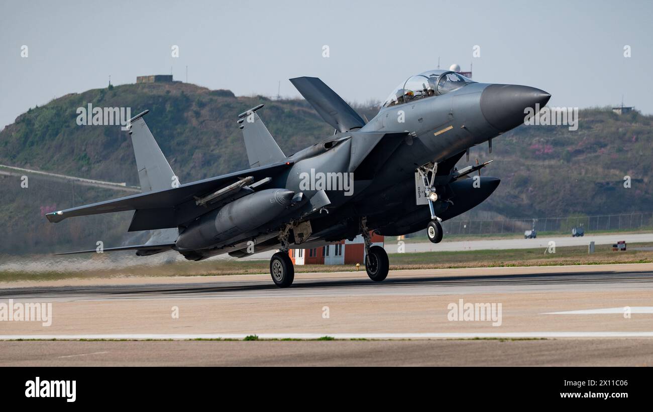 Ein F-15K Slam Eagle der Republik Korea, der dem 11. Jagdflugzeug zugeordnet ist, trifft am 12. April 2024 für das Korea Flying Training 2024 auf der Kunsan Air Base in Korea ein. Kunsan ab akzeptierte einen Zustrom von Flugzeugen in seinem Luftraum und der Landung auf dem Flugplatz, um sich während der Trainingsveranstaltung sowohl mit Flugzeugen der vierten als auch der fünften Generation zu integrieren. (Foto der U.S. Air Force von Staff Sgt. Samuel Earick) Stockfoto