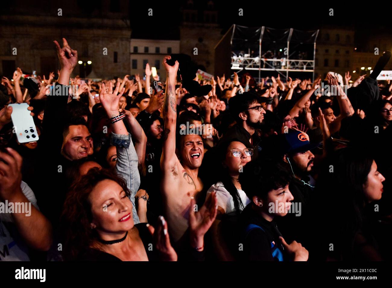 Bogota, Kolumbien. April 2024. Die Fans nehmen am 12. April 2024 am Paz Rock Konzert in Bogota Teil. Foto: Cristian Bayona/Long Visual Press Credit: Long Visual Press/Alamy Live News Stockfoto