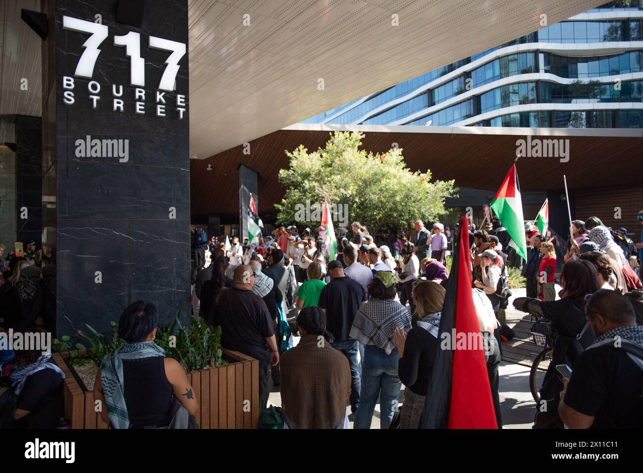 Melbourne, Australien. April 2024, Melbourne, Australien. Pro-palästinensische Demonstranten versammeln sich vor dem BP-Büro in Melbourne und protestieren gegen ihre Bergbaulizenz in Israel. Dies findet im Rahmen eines globalen Aktionstages statt. Quelle: Jay Kogler/Alamy Live News Stockfoto