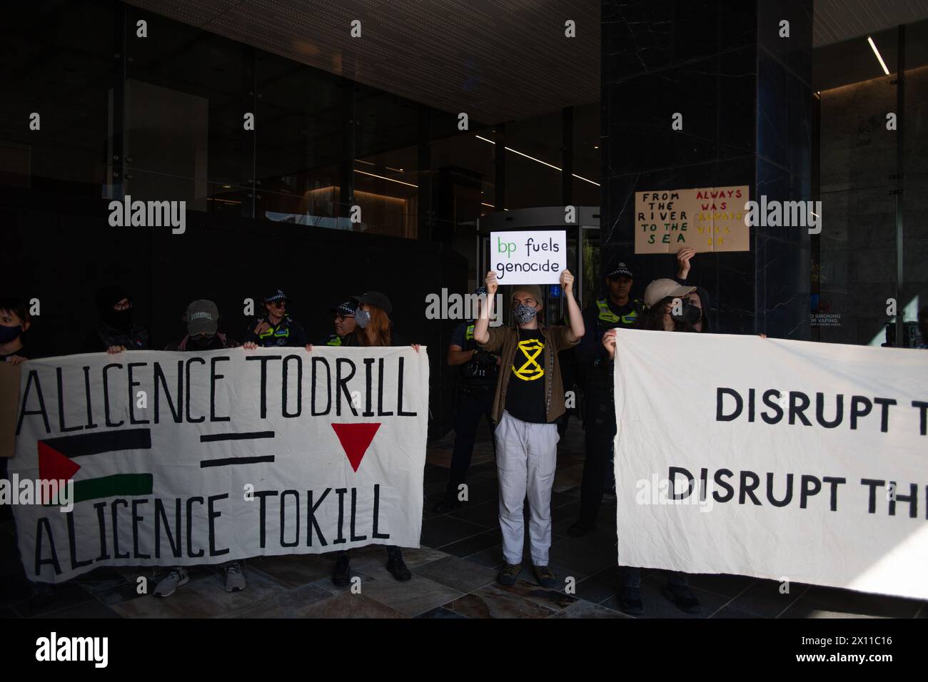 Melbourne, Australien. April 2024, Melbourne, Australien. Pro-palästinensische Demonstranten versammeln sich vor dem BP-Büro in Melbourne und protestieren gegen ihre Bergbaulizenz in Israel. Dies findet im Rahmen eines globalen Aktionstages statt. Quelle: Jay Kogler/Alamy Live News Stockfoto