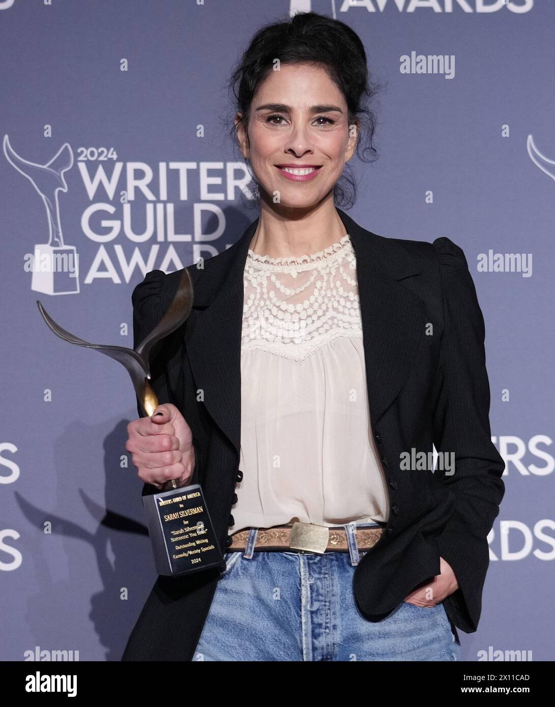 Los Angeles, USA. April 2024. Sarah Silverman, Gewinnerin des Awards „Outstanding Writing, Comedy/Variety Specials“ für „Someone You Love“, posiert im Presseraum bei der Zeremonie der Writers Guild Awards in Los Angeles 2024, die am Sonntag, den 14. April 2024, im Hollywood Palladium in Los Angeles, KALIFORNIEN, stattfand. (Foto: Sthanlee B. Mirador/SIPA USA) Credit: SIPA USA/Alamy Live News Stockfoto