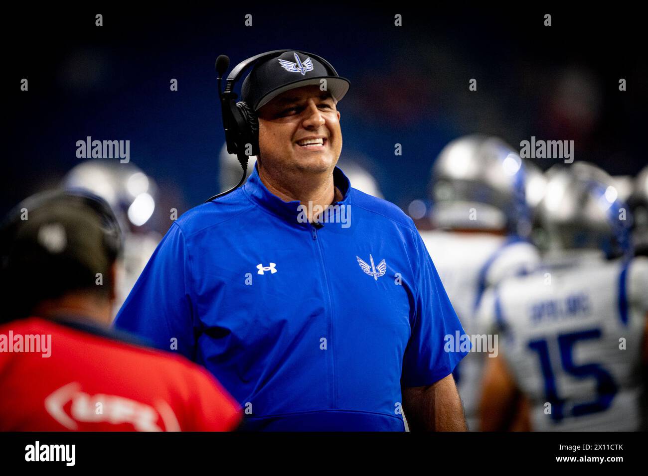 San Antonio, Texas, USA. April 2024. St. Louis Battlehawks Head Coach Anthony Becht lächelt an der Seitenlinie. (Kreditbild: © James Leyva/ZUMA Press Wire) NUR REDAKTIONELLE VERWENDUNG! Nicht für kommerzielle ZWECKE! Stockfoto