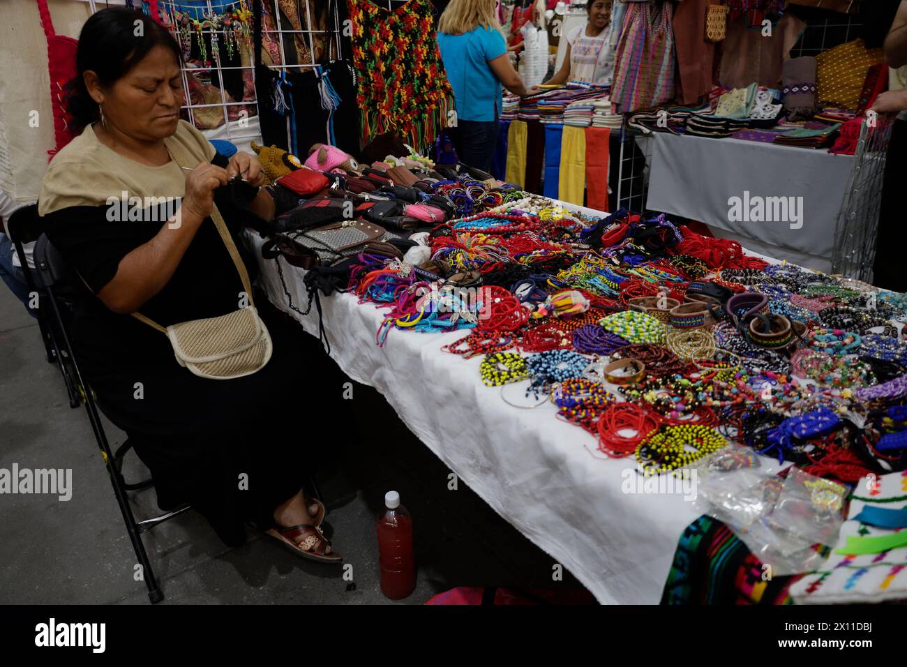 Mexiko-Stadt, Mexiko. April 2024. Beim Abschluss des Muttersprachenfestivals im Zocalo von Mexiko-Stadt bereiten die Menschen Kunsthandwerk vor. Einzelpersonen aus Städten und Vierteln in der gesamten mexikanischen Republik bieten verschiedene Produkte zum Verkauf an, darunter Kunsthandwerk, Lebensmittel und zahlreiche traditionelle Artikel. (Foto: Gerardo Vieyra/NurPhoto) Credit: NurPhoto SRL/Alamy Live News Stockfoto