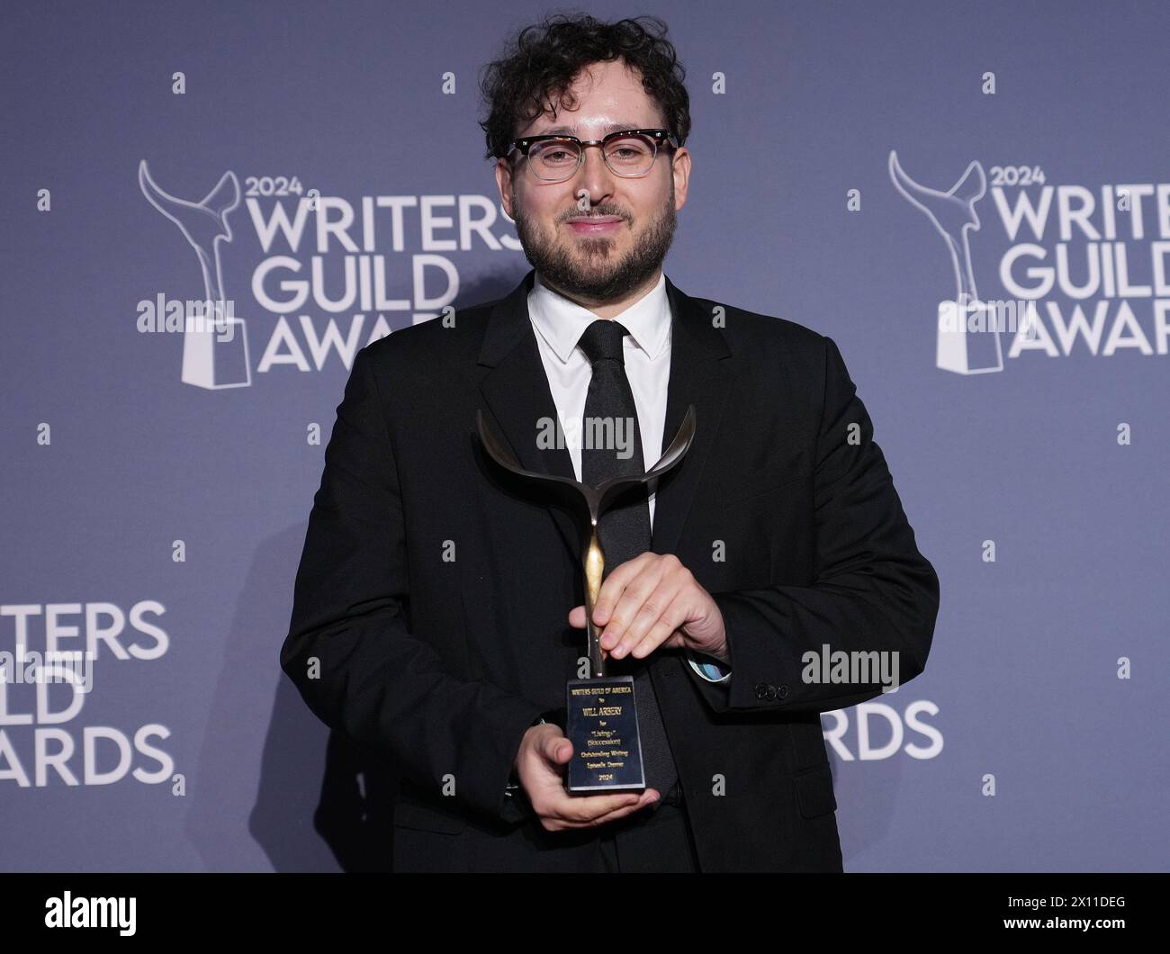 Los Angeles, USA. April 2024. Will Arbery, Gewinner des Preises „Outstanding Writing episodic Drama“ für „Living (Succession,)“, posiert im Presseraum bei der Zeremonie der Writers Guild Awards in Los Angeles 2024, die am Sonntag, den 14. April 2024, im Hollywood Palladium in Los Angeles, KALIFORNIEN, stattfand. (Foto: Sthanlee B. Mirador/SIPA USA) Credit: SIPA USA/Alamy Live News Stockfoto