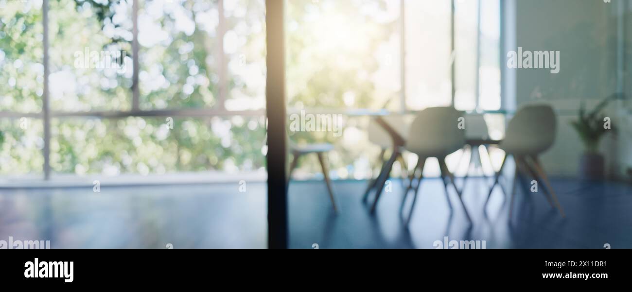 Leerer Raum, Stühle und Büroflächen für Personalbeschaffung, Inneneinrichtung oder Opportunity, Arbeitsplatz und Sitzungssaal des Unternehmens. Besprechung, Arbeitsbereich und Support Stockfoto