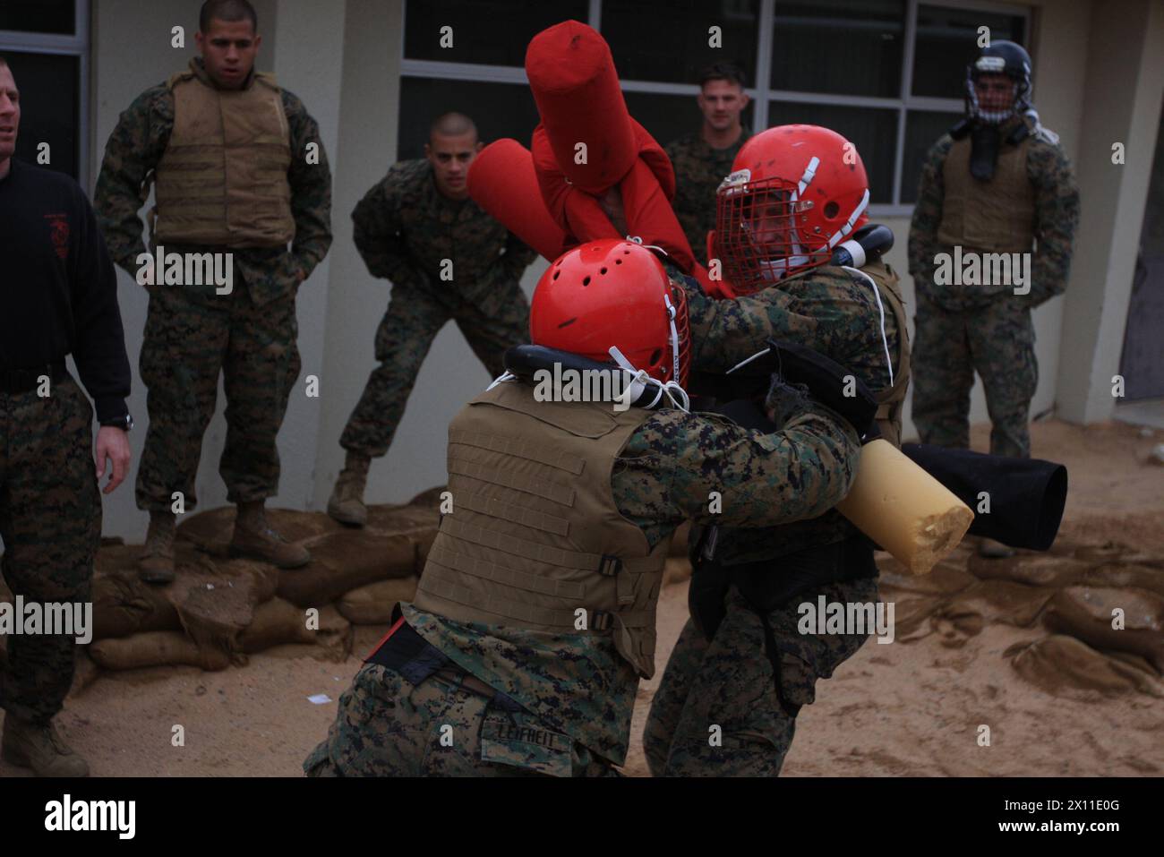 CPL. Cody Leifheit (links) schiebt Sgt. Alex Kessell und versucht, ihn während eines Pupillenstabs am Mittwoch hinter dem Hauptquartier der Marine Wing Support Squadron 374 während des Martial Arts Instructor Course CA aus dem Gleichgewicht zu bringen. Januar 2010 Stockfoto