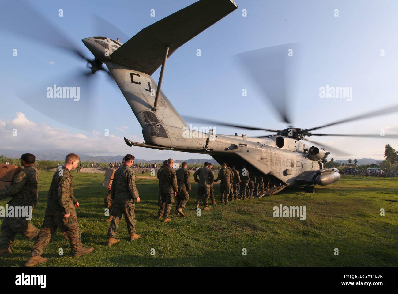 Marines mit Bataillon Landing Team, 3. Bataillon, 2. Marine Regiment, 22. Marine Expeditionstruppe, entladen Ready to eat Rationen von der Rückseite eines CH-53E Super Hengstes für Erdbebenopfer in Leogane, Haiti, 20. Januar 2010. Stockfoto