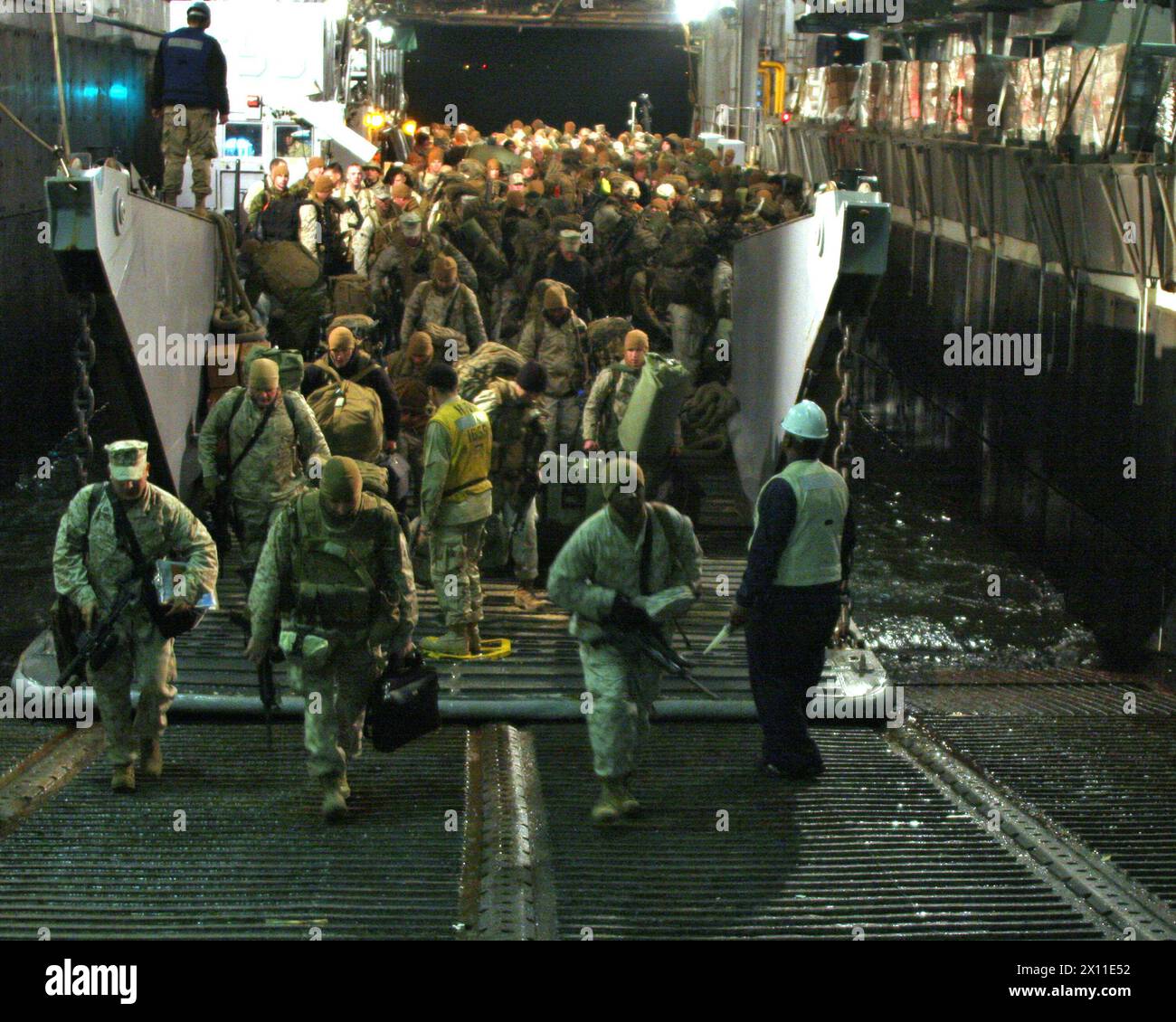 Marines und Matrosen des Bataillons Landing Team 1. Bataillon, 9. Marineregiment und Kampflogistik Battalion 24, 24. Marine Expeditionary Unit, verlassen ein Landungsschiff, Utility auf die USS Nassau am 19. Januar 2010 und bereiten sich auf den bevorstehenden Einsatz vor. Stockfoto