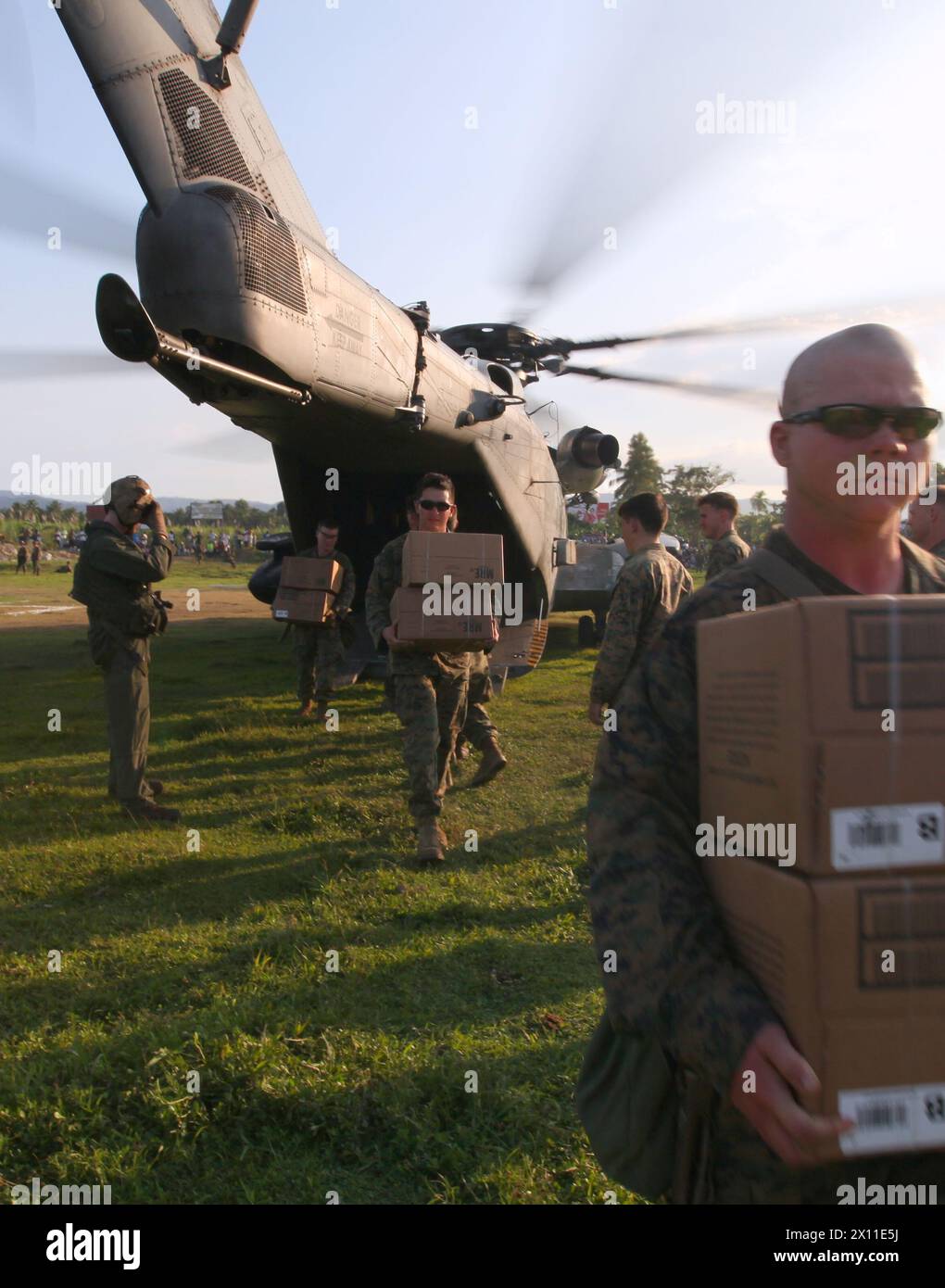 Marines mit Bataillon Landing Team, 3. Bataillon, 2. Marine Regiment, 22. Marine Expeditionstruppe, entladen Ready to eat Rationen von der Rückseite eines CH-53E Superhengstes für Erdbebenopfer in Leogane, Haiti, 20. Januar. Die 22. MEU ist eine multimissionsfähige Einheit, die aus dem Luftkampfelement, der Marine Heavy Helicopter Squadron 461 (verstärkt), dem Logistics Combat Element, dem Combat Logistics Battalion 22, dem Ground Combat Element, BLT, 3/2, und seinem Kommandoelement besteht. (Offizielles Marine Corps Foto von Lance CPL. Christopher M. Carroll) Stockfoto