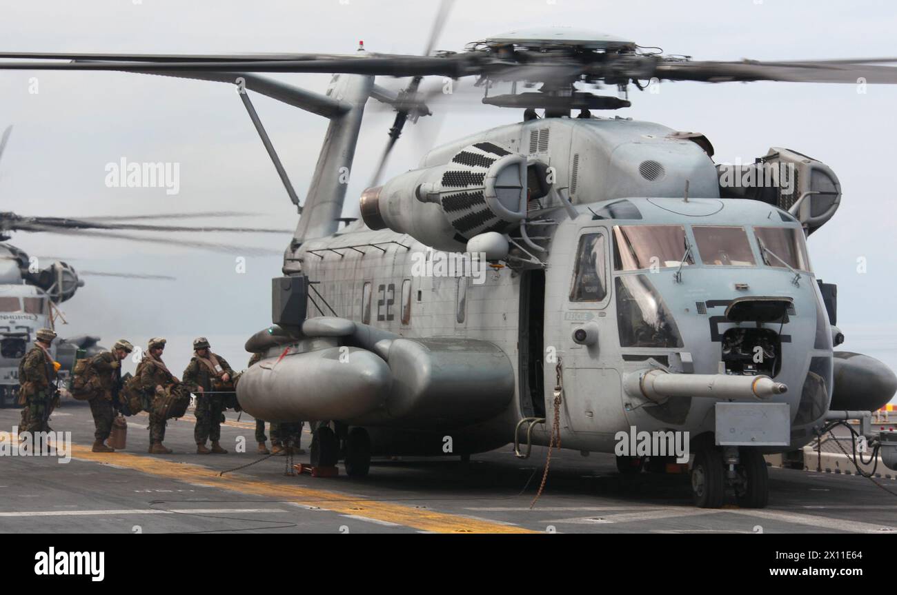 Marines mit 3. Bataillon, 2. Marine Regiment, Battalion Landing Team, 22. Marine Expeditionary Unit an Bord eines CH-53E Super Hengstes aus der Marine Heavy Helicopter Squadron 461 (verstärkt), 22. MEU für ihre Mission nach Haiti, 19. Januar 2010. Stockfoto