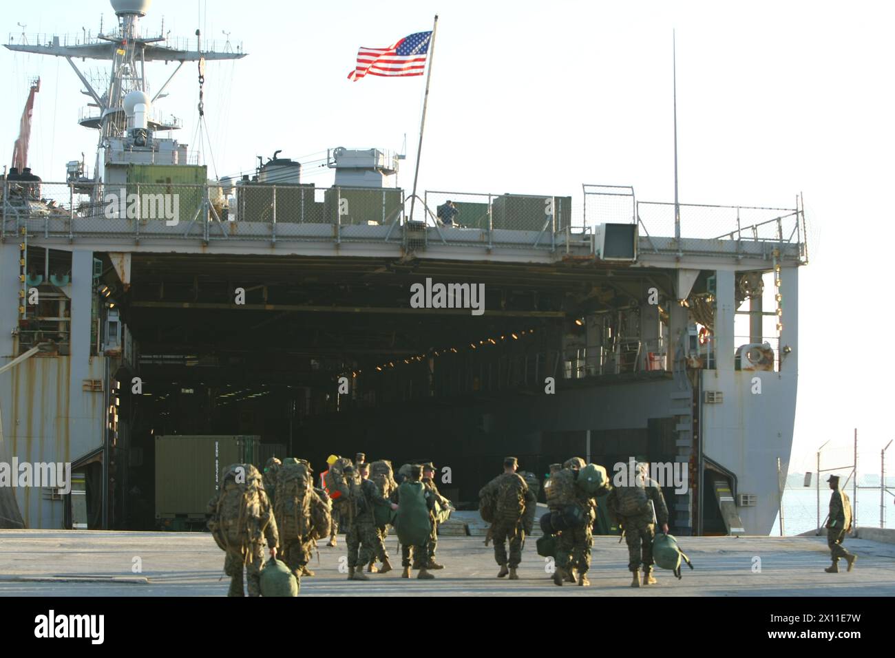 Marines von der 22. Marine Expeditionary Unit fahren am 15. Januar 2010 in Richtung des amphibischen Angriffsschiffs USS Bataan im Hafen von Morehead City, N.C., um sich für eine Mission nach Haiti zu begeben. Stockfoto Marines von der 22. Marine Expeditionary Unit fahren am 15. Januar 2010 in Richtung des amphibischen Angriffsschiffs USS Bataan im Hafen von Morehead City, N.C., um sich für eine Mission nach Haiti zu begeben. Stockfoto