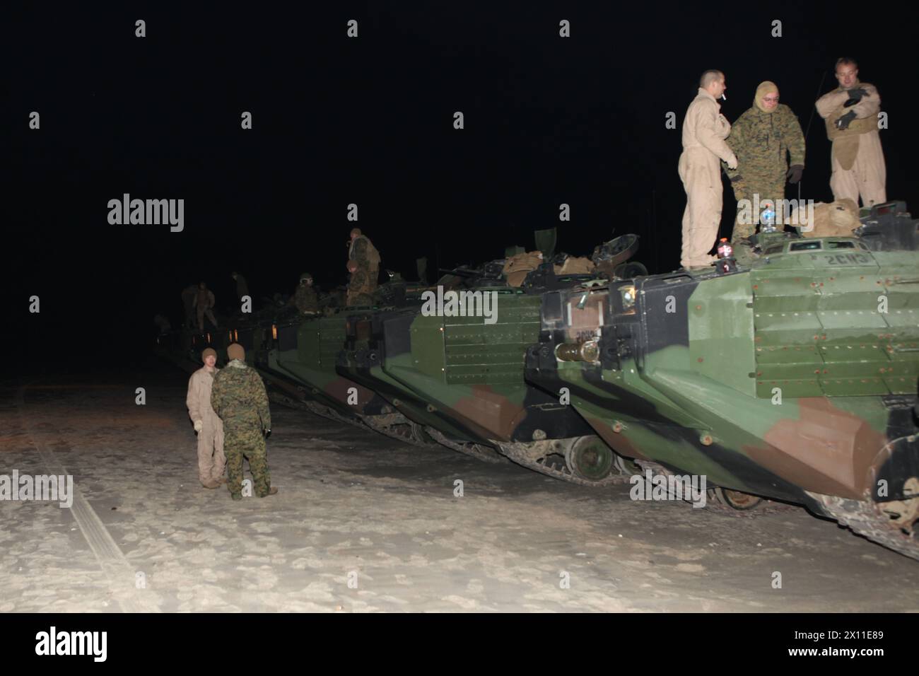 Ein Zug von Angriffsamphibienfahrzeugen wartet auf den Befehl, in den Atlantik vor Onslow Beach an Bord von Camp Lejeune, N.C., 16. Januar 2010 zu gelangen. Ein Zug von AAVs verließ das Camp Lejeune in den Morgenstunden, um sich dem 22. Marine Expeditionary anzuschließen, das an Bord der Bataan Amphibious Ready Group ging, während sie sich auf den Einsatz in den karibischen Inselstaat Haiti vorbereitet, um nach einem Erdbeben Katastrophenhilfe auf See und humanitäre Hilfe zu leisten das hat das Land am 12. Januar verwüstet. Stockfoto