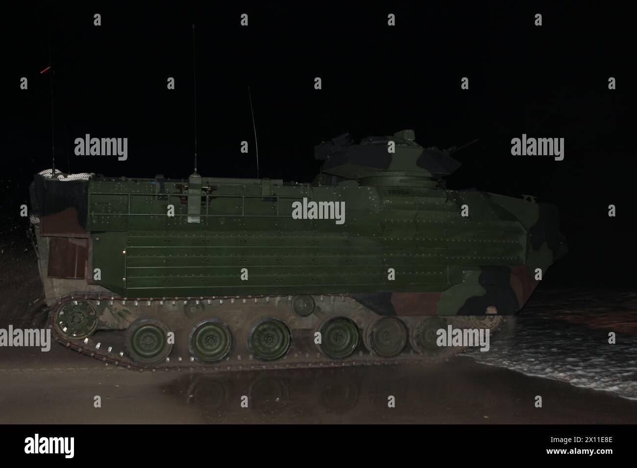 Ein Angriffsamphibienfahrzeug bereitet sich auf die Einfahrt in den Atlantik vor Onslow Beach an Bord von Camp Lejeune, N.C., 16. Januar 2010 vor. Ein Zug von AAVs verließ das Camp Lejeune in den Morgenstunden, um sich dem 22. Marine Expeditionary anzuschließen, das an Bord der Bataan Amphibious Ready Group ging, während sie sich auf den Einsatz in den karibischen Inselstaat Haiti vorbereitet, um nach einem Erdbeben Katastrophenhilfe auf See und humanitäre Hilfe zu leisten das hat das Land verwüstet Stockfoto