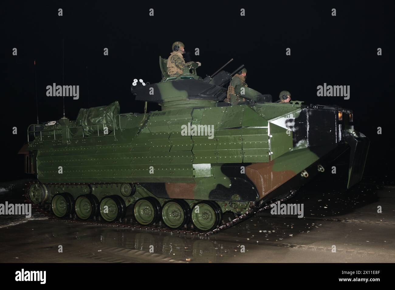 Ein Amphibienfahrzeug fährt am 16. Januar 2010 an Bord von Camp Lejeune, N.C., über Onslow Beach. Ein Zug von AAVs verließ das Camp Lejeune in den Morgenstunden, um sich dem 22. Marine Expeditionary anzuschließen, das an Bord der Bataan Amphibious Ready Group ging, während sie sich auf den Einsatz in den karibischen Inselstaat Haiti vorbereitet, um Seeschifffahrtshilfe und humanitäre Hilfe zu leisten. Stockfoto