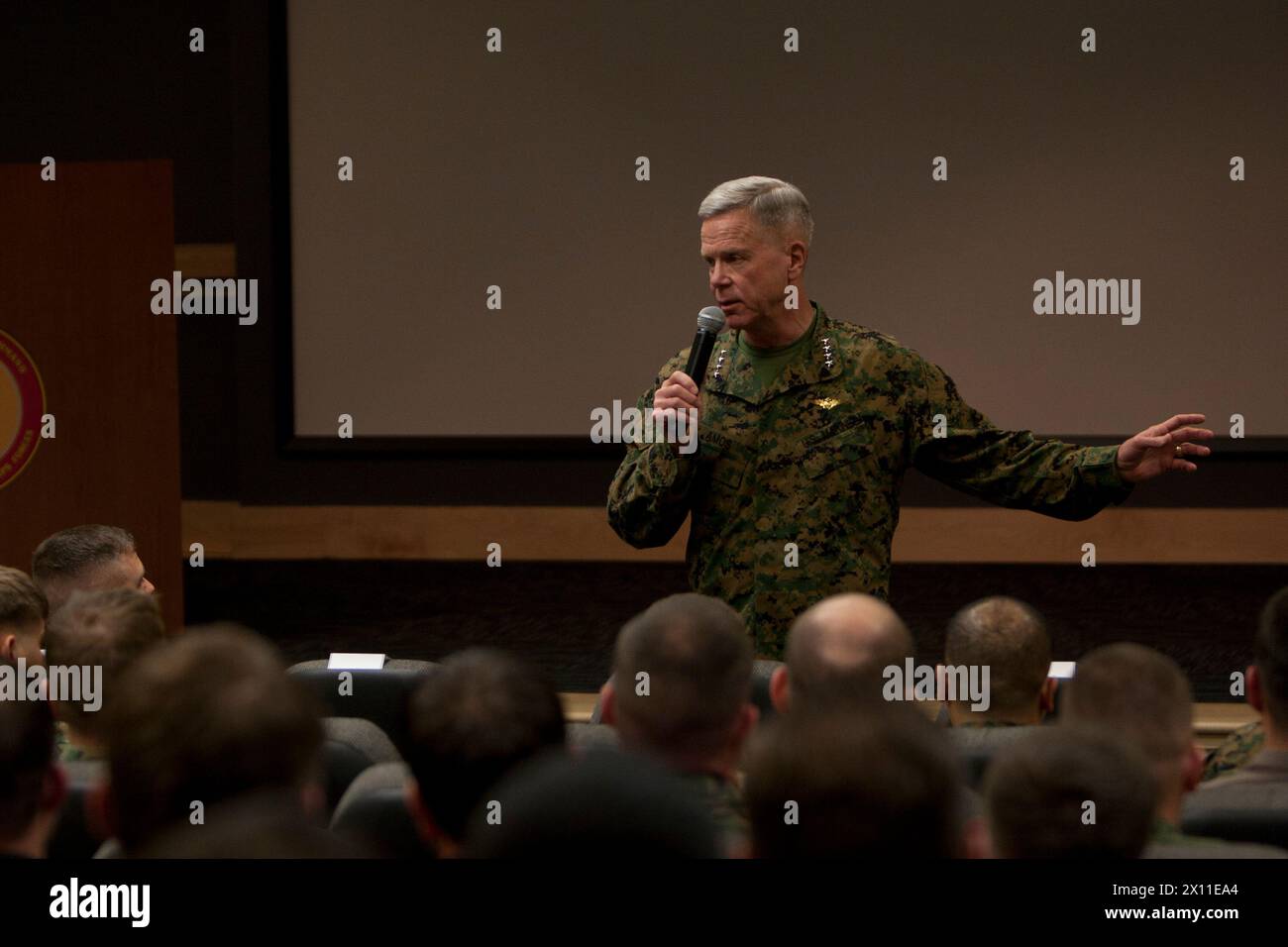 Kommandant des Marine Corps, General James F. Amos, spricht mit den Marines, Seeleuten und Zivilisten des Special Operations Command des Marine Corps während eines Besuchs im MARSOC-Hauptquartier in Camp Lejeune, N.C., am 18. Januar 2010. Stockfoto