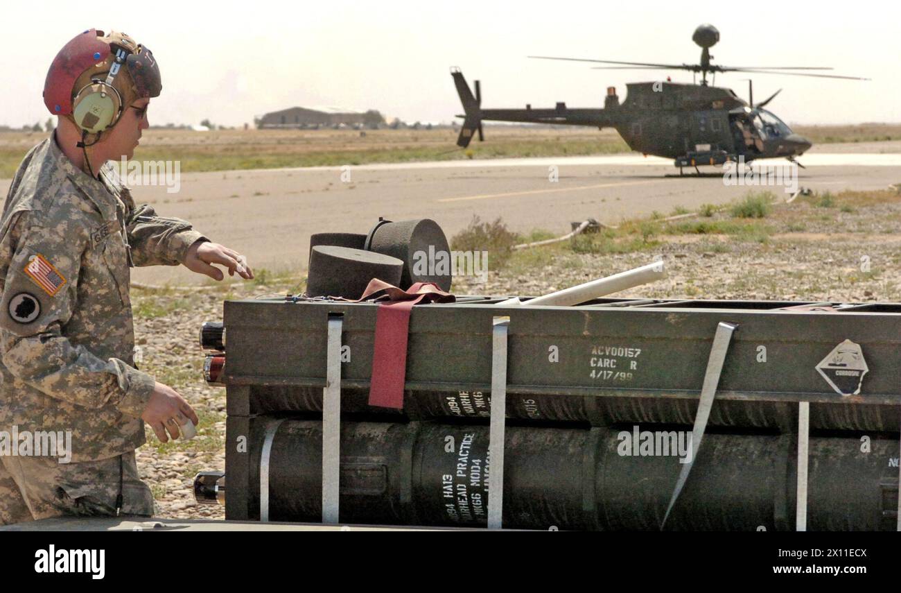 Pvt. Jessie W. Grigsby, ein Rüstungs-/Elektro-/Avionik-Systemreparateur der Bravo Company, 209th Aviation Support Battalion, 25th Combat Aviation Brigade, auf der Eventualeinsatzbasis Speicher überprüft die Waffensysteme, die während einer Bewaffnung am Fuel Armaments Betankungspunkt (FARP) am 1. Mai 2007 auf eine OH-58 gebracht werden (per Metadaten). Stockfoto