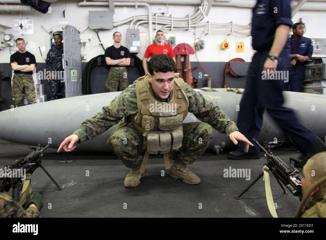 Lance CPL John Tibbetts, ein Teamleiter mit Kompanie L, Bataillon Landing Team, 3. Bataillon, 2. Marine Regiment, 22. Marine Expeditionary Unit, führt Maschinengewehrtraining mit seinen Marines an Bord der USS Bataan durch, 17. Januar 2010. Stockfoto
