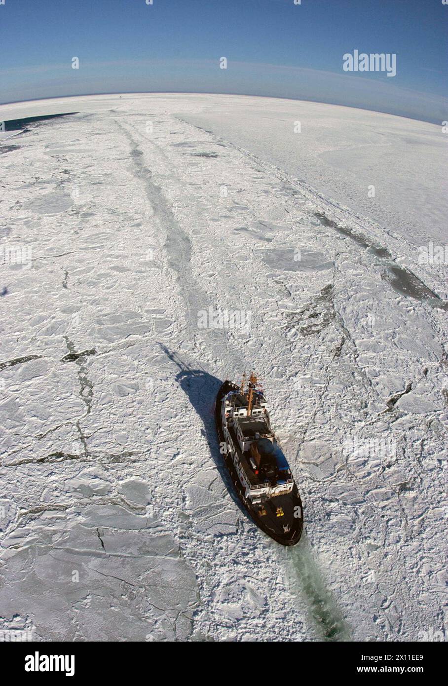 NANTUCKET ISLAND, Mass. (30. Januar 2004)-- der Küstenwache Cutter Morro Bay, ein 140 Fuß langer Eisschlepper aus New London, Conn., bricht eine Strecke im eisbedeckten Nantucket Sound für die Passagierfähre Nantucket, die zwischen Nantucket Island und Hyannis, Mass verkehrt. Die Fähre hat einen drastisch begrenzten Fahrplan, da Temperaturen unter Null den schlimmsten Gefrierpunkt in der Region seit einem Jahrzehnt verursachten. Stockfoto