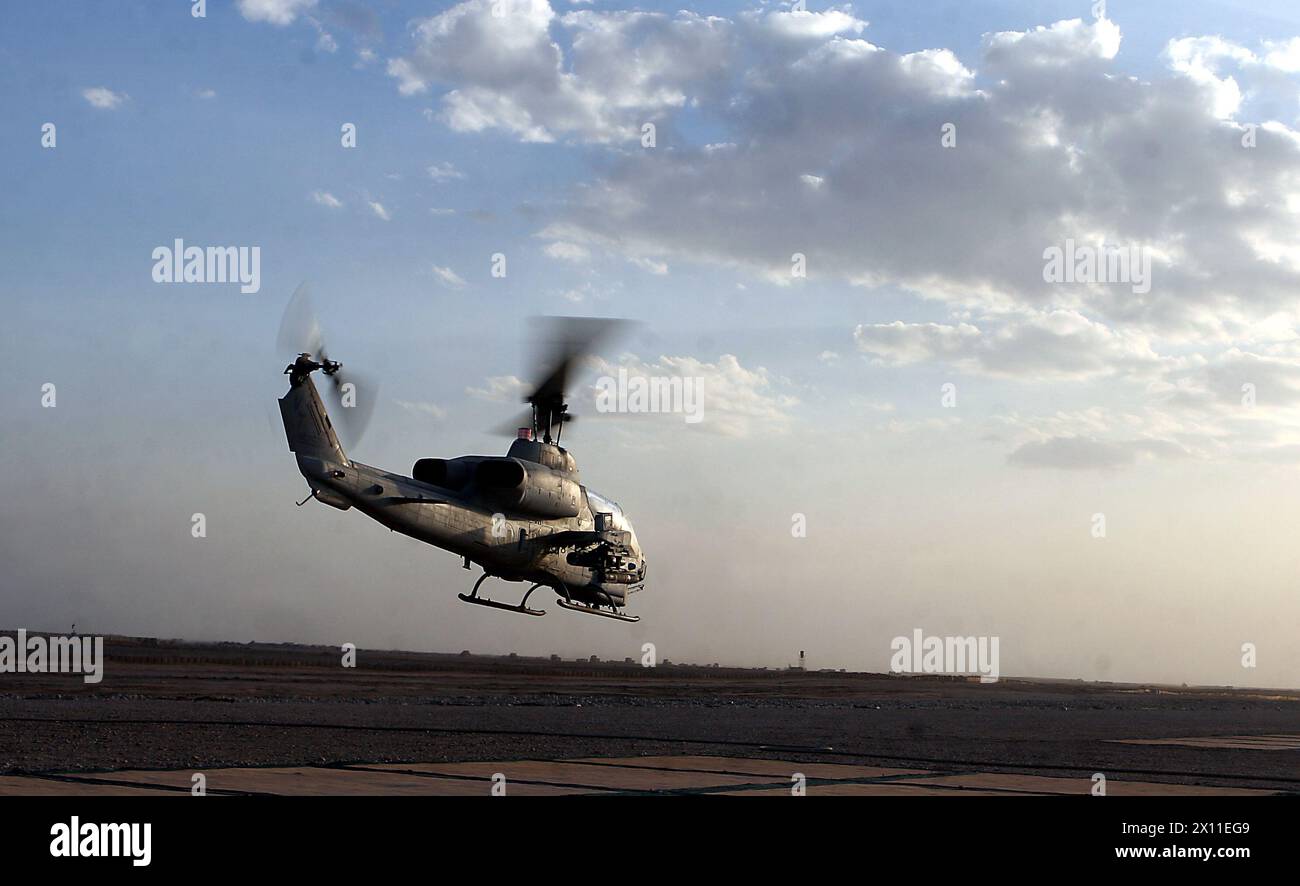 Afghanistan: Eine AH-1W 'Super Cobra' mit Marine Light Attack Helicopter Squadron 367, Marine Aircraft Group 40, Marine Expeditionary Brigade-Afghanistan, startet, um Luftaufklärung für das 2. Bataillon, 2. Marineregiment, Regimental Combat Team 7, MEB-A, zu liefern, nachdem sie schnell betankt wurde, 23. Januar 2010. Stockfoto