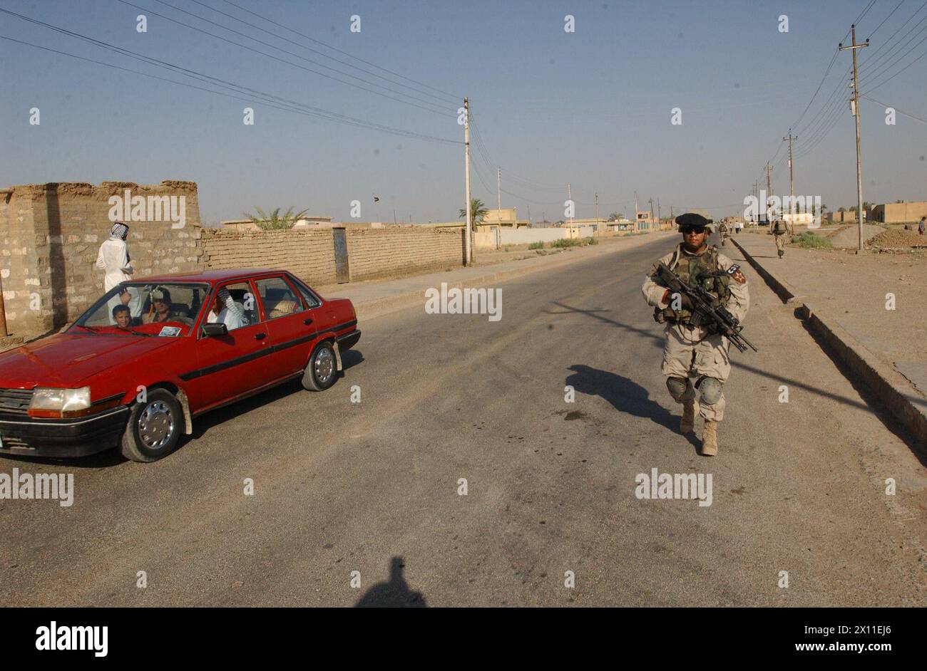 Soldaten des 1. Bataillons, 23. Infanterieregiment, 3. Brigade, 2. Infanteriedivision (Stryker Brigade Combat Team) patrouillieren am 19. August 2004 in den Straßen von Al Dujaya, südlich von Al Kut. Stockfoto