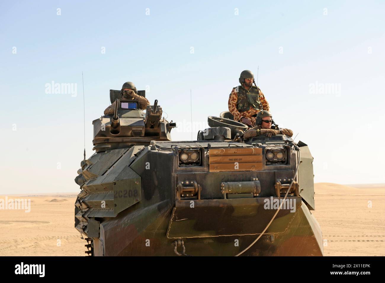 Ein Mitglied der kuwaitischen Streitkräfte (rechts) sitzt hinter einem US-Marine in einem Amphibienfahrzeug. Das Fahrzeug wurde während einer Zusammenarbeit zwischen der 26. Marine Expeditionary Unit und den einheimischen Truppen CA eingesetzt. Januar 2004 oder (2009 PER-Metadaten) Stockfoto