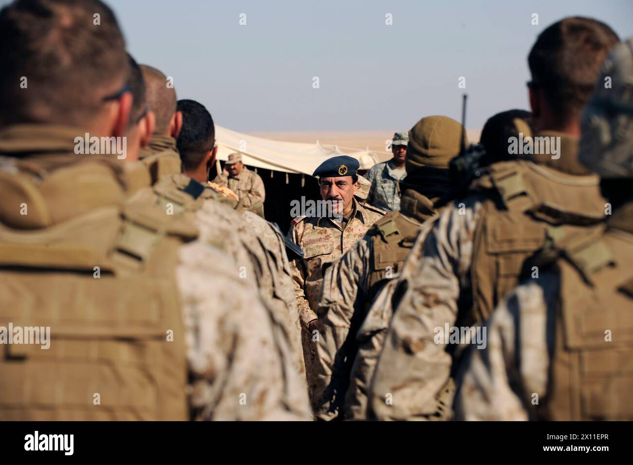 Der Stabschef der kuwaitischen Streitkräfte, Air Marshal Fahad Al-Amir, spricht mit einer Gruppe von Marines der 26. Marine Expeditionary Unit während einer Theaterunterstützungsübung zwischen der MEU und den Truppen der Gastnation. Die Veranstaltung war ein Live-Feuerfest, das fünf Tage Training zwischen den Streitkräften abschloss. CA. Januar 2004 oder (2009 pro Metadaten) Stockfoto
