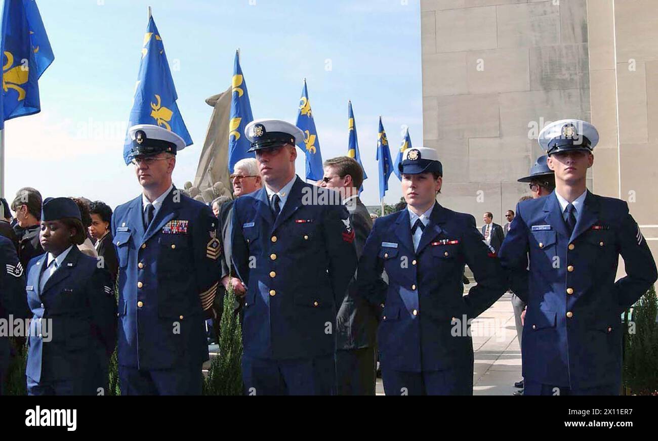 BATON ROUGE, La (12. Januar 2004)--USA Mitglieder der Küstenwache stehen mit anderen Militärs bei der Amtseinführung des Gouverneurs von Louisiana Kathleen Babineaux Blanco in Baton Rouge, LA Stockfoto