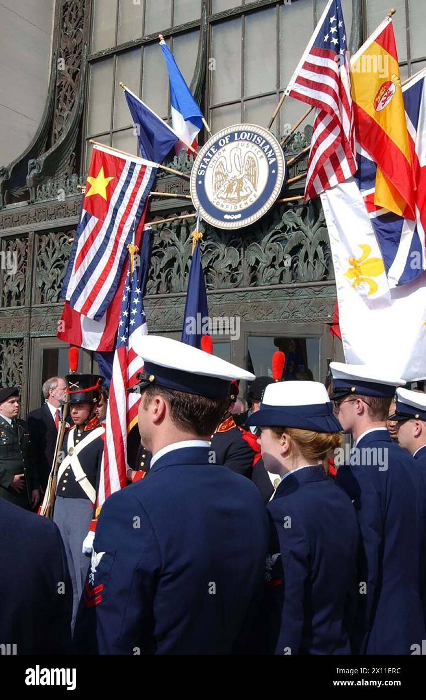 BATON ROUGE, La (12. Januar 2004)--USA Mitglieder der Küstenwache stehen mit anderen Militärs bei der Amtseinführung des Gouverneurs von Louisiana Kathleen Babineaux Blanco in Baton Rouge, LA. Stockfoto