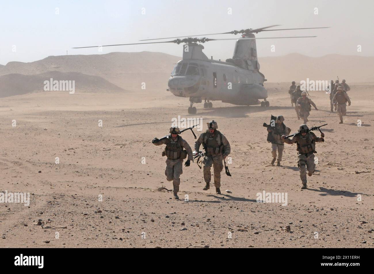 Marines von der 11. Marine Expeditionstruppe verlassen einen CH-47 Sea Knight, während sie sich darauf vorbereiten, eine Kommandozelle in der Udari Range, Kuwait, als Teil ihrer letzten Übung CA. Oktober 2004 (Metadaten führen das Jahr 2008 auf) Stockfoto