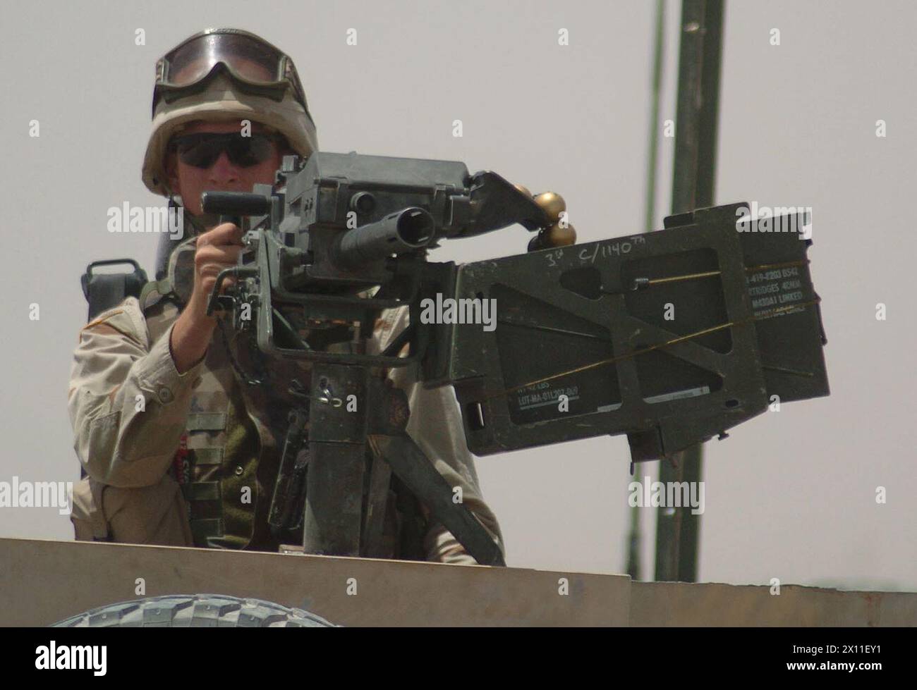 Ein Soldat des 201. Feldartillerie-Regiments bemannt einen MK-19-Granatwerfer auf einem Humvee, während er auf Patrouille in der Nähe der Grenze zwischen Irak und Kuwait ist. September 2004 Stockfoto